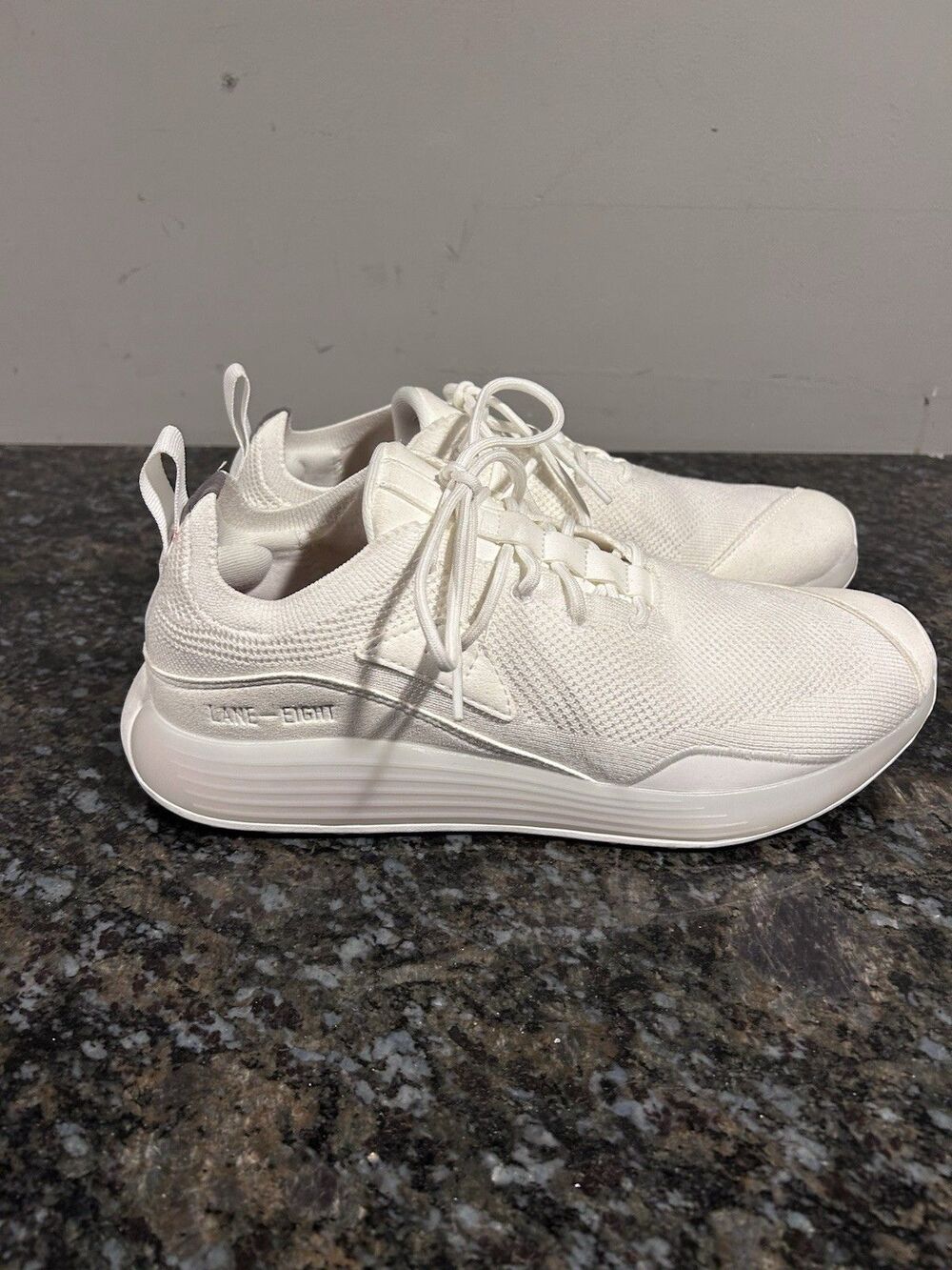 Lane - Eight Mens Athletic Training Shoe White Relay Trainer Size 9.5 MSRP $150